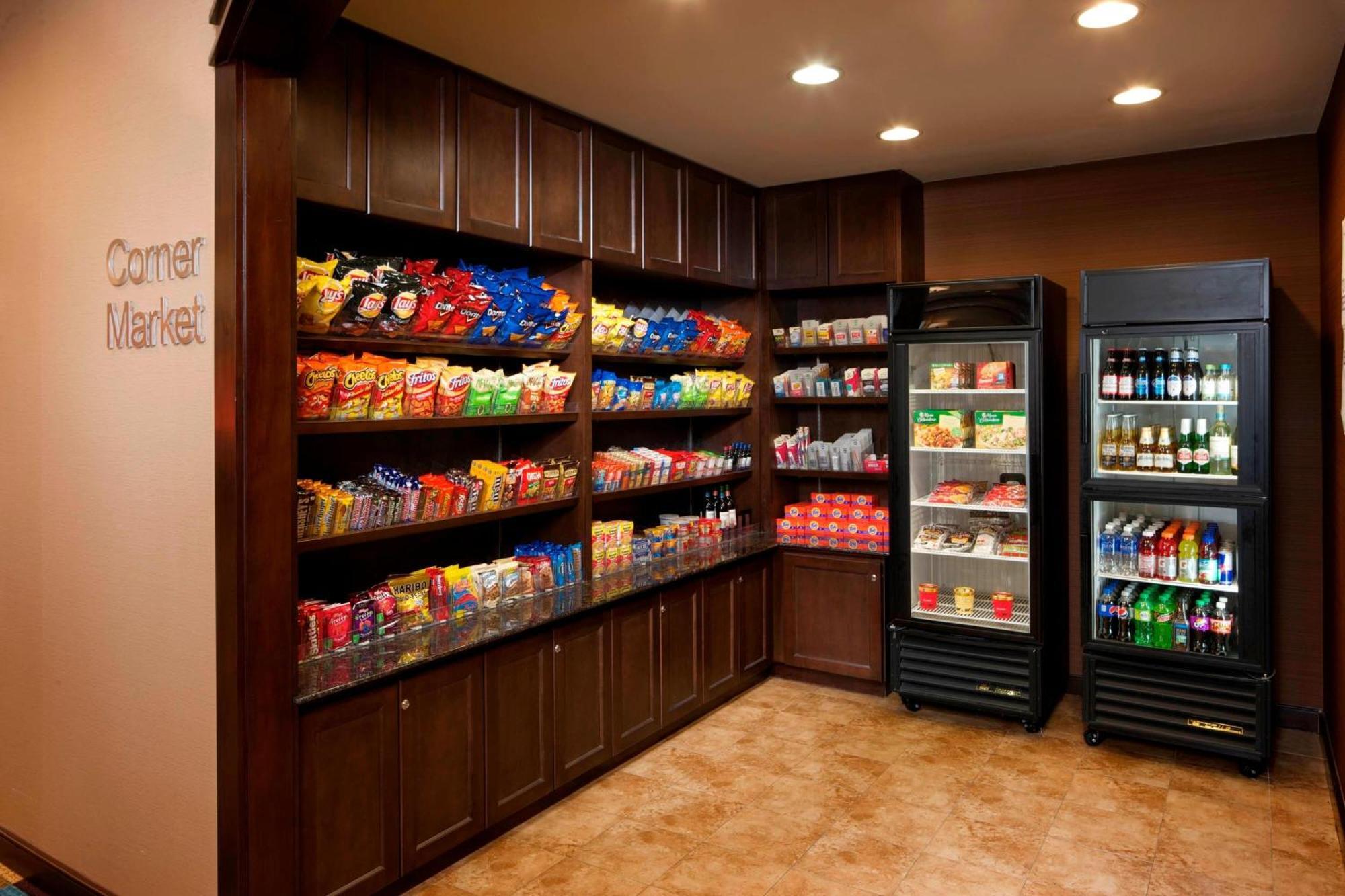 Hotel Fairfield & Intercontinental Airport 3*